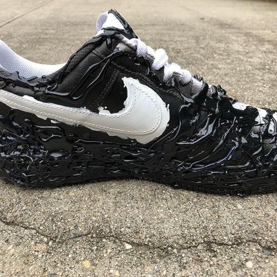 真硬核定制，被「毒液」侵蝕的 Nike 小白鞋太逼真了！
